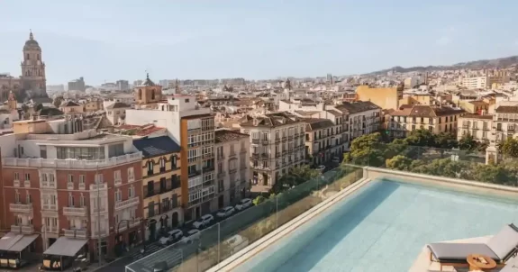reserva y vistas de la terraza del hotel ME Málaga Rooftop